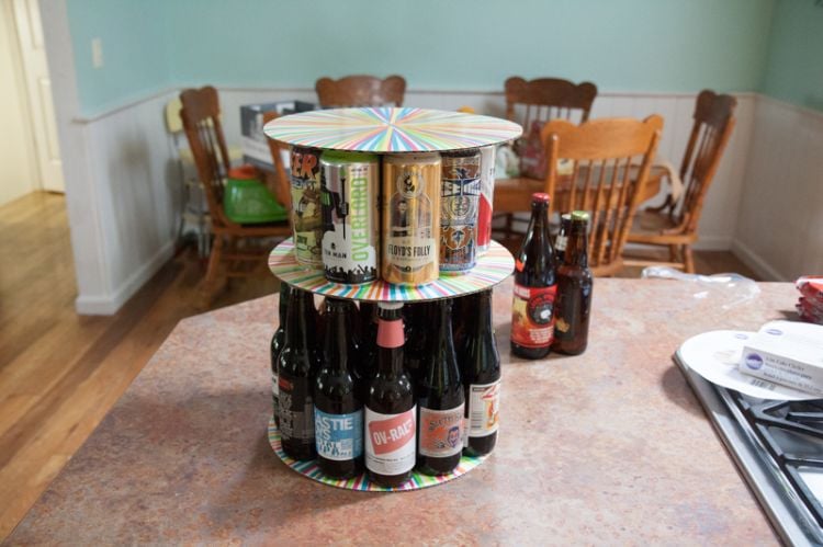 bier geschenke selber machen bierkuchen biertorte mit bierflaschen biergeschenke dekoration flaschen anordnen zweite schicht dosen