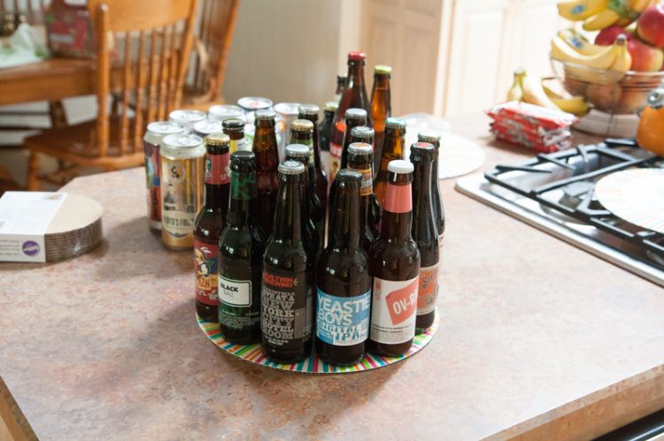 bier geschenke selber machen bierkuchen biertorte mit bierflaschen biergeschenke dekoration flaschen anordnen