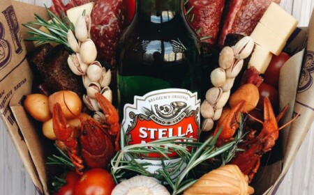 bier geschenke selber machen blumenstrauß aus leckerein bierflasche biergeschenke blumen für männer