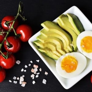 brainfood Snacks energiereiche lebensmittel leistungssteigerung für gesundes gehirn energielieferanten gemüse ei avocado diät ernährungsplan meersalz