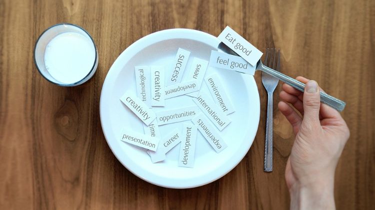 brainfood Snacks energiereiche lebensmittel leistungssteigerung für gesundes gehirn energielieferanten gut essen fühlen teller gabel etiketten