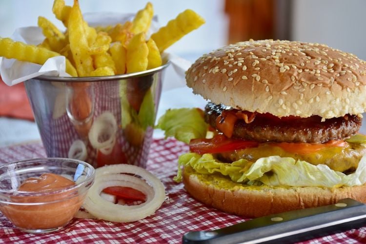 brainfood Snacks energiereiche lebensmittel leistungssteigerung für gesundes gehirn energielieferanten junkfood hamburger pommes diät ernährungsplan