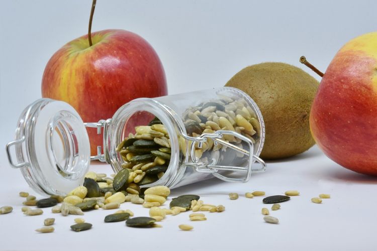 brainfood Snacks energiereiche lebensmittel leistungssteigerung für gesundes gehirn energielieferanten kürbiskerne nüsse obst apfel kiwi glas diät ernährungsplan