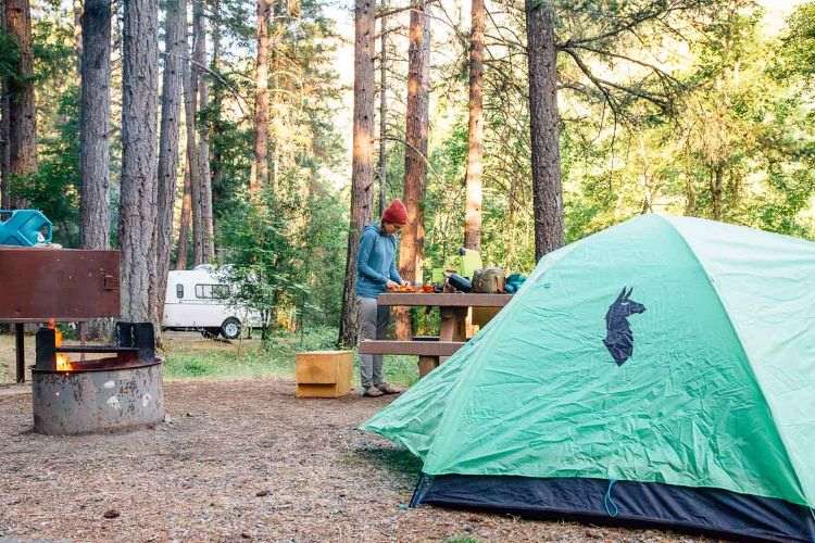 camping rezepte schnell einfach zubereiten campingurlaub gaskocher campingkocher kochen campingausflug campingplatz zelt feuerstelle