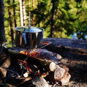 camping rezepte schnell einfach zubereiten campingurlaub gaskocher campingkocher lagerfeuer kochtopf grillrost natur wald