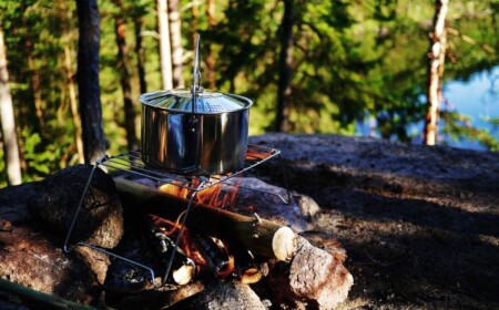 camping rezepte schnell einfach zubereiten campingurlaub gaskocher campingkocher lagerfeuer kochtopf grillrost natur wald