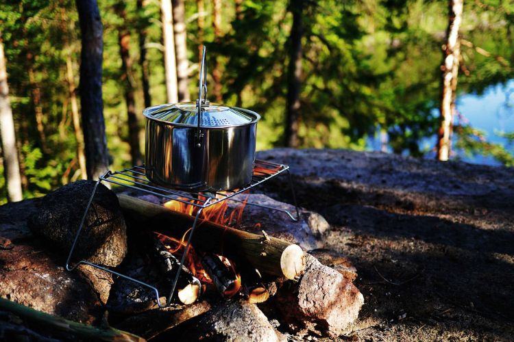 camping rezepte schnell einfach zubereiten campingurlaub gaskocher campingkocher lagerfeuer kochtopf grillrost natur wald