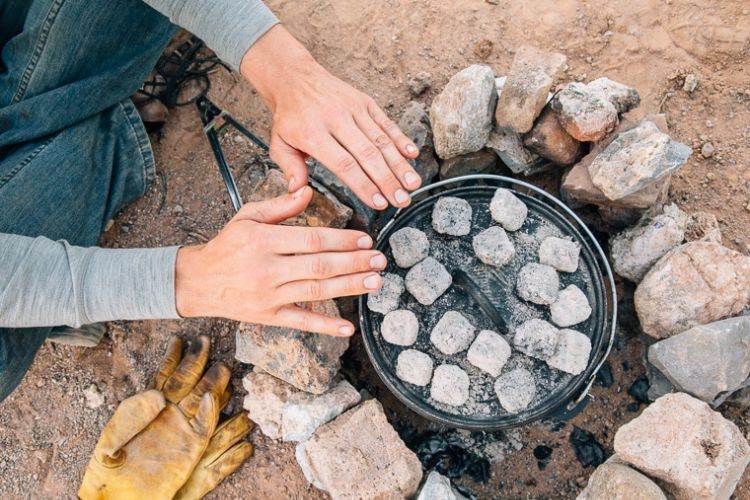 camping rezepte schnell einfach zubereiten campingurlaub gaskocher campingkocher lagerfeuer schmortopf kohlen vorbereiten
