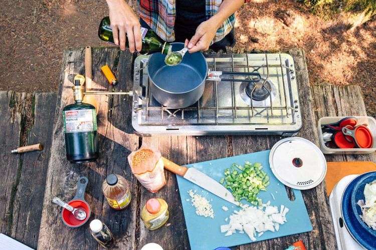 camping rezepte schnell einfach zubereiten campingurlaub gaskocher campingkocher vegetarisch hamburger rote linsen zubereitung