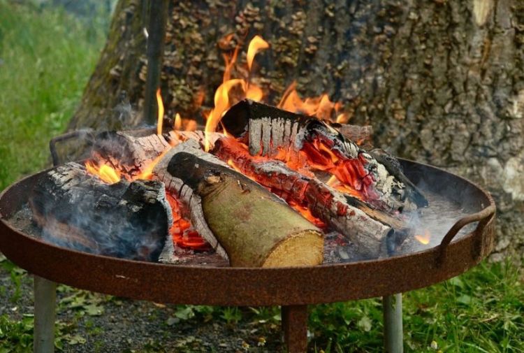 camping rezepte schnell einfach zubereiten campingurlaub gaskocher campingkocher vegetarisch herzhaft kochen lagerfeuer