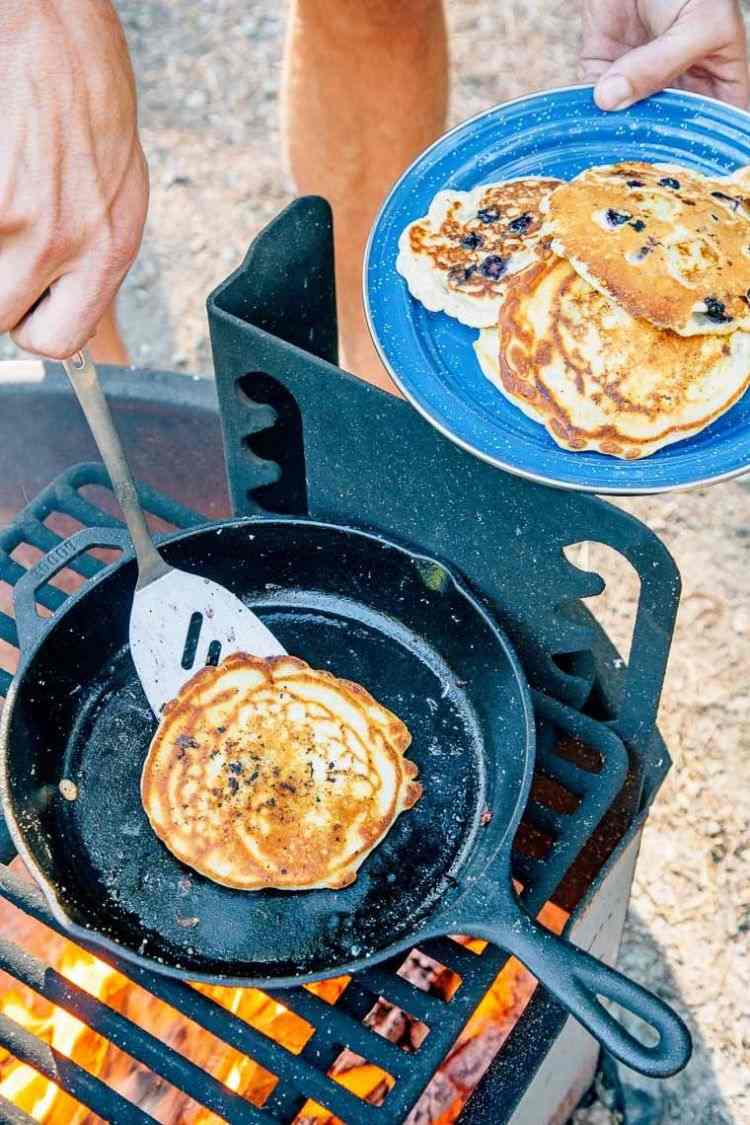 camping rezepte schnell einfach zubereiten campingurlaub gaskocher campingkocher vegetarisch pfannkuchen goldbraun wenden metallspatel teller