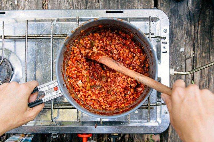 camping rezepte schnell einfach zubereiten campingurlaub gaskocher campingkocher vegetarisch rote linsen soße aufkochen