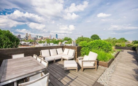 dachterrasse begrünen gestalten bepflanzungsplan dachgarten rasen hardscape landschaftsgestaltung experte blumen gräser gehweg sessel esstisch