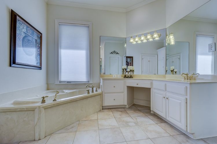 dusche vor fenster badezimmer einbauen installieren sichtschutz milchglas duschrollos folien fensterflügel luxus design badewanne