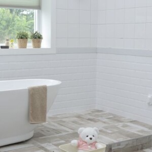 dusche vor fenster badezimmer einbauen installieren sichtschutz milchglas duschrollos folien fensterflügel minimalistisch design badewanne