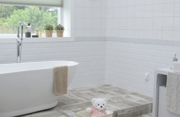 dusche vor fenster badezimmer einbauen installieren sichtschutz milchglas duschrollos folien fensterflügel minimalistisch design badewanne