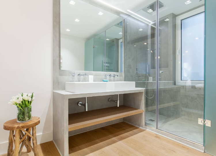 dusche vor fenster badezimmer einbauen installieren sichtschutz milchglas rollos folien fensterflügel befestigt fensterkurbel