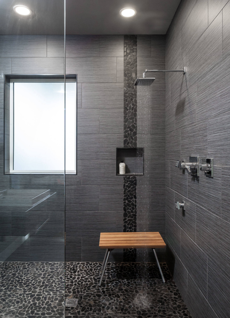 dusche vor fenster badezimmer einbauen installieren sichtschutz milchglas rollos folien fensterflügel luft durchlassen dunkel sitz