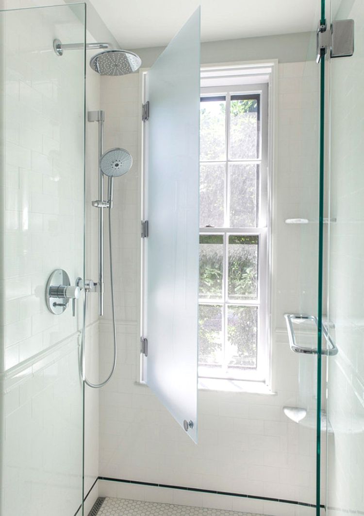 dusche vor fenster badezimmer einbauen installieren sichtschutz milchglas rollos folien fensterflügel luft durchlassen