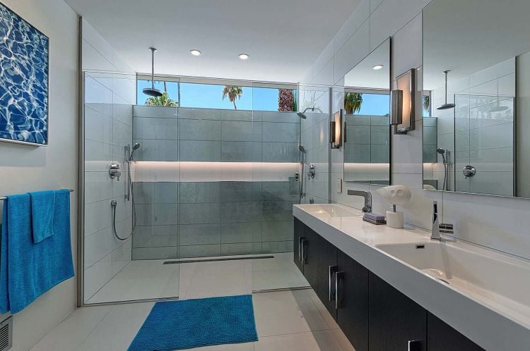 dusche vor fenster badezimmer einbauen installieren sichtschutz milchglas rollos folien schiebefenster duschkabine glas fliesen modern design