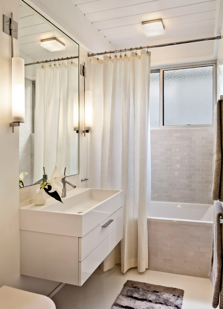 dusche vor fenster badezimmer einbauen installieren sichtschutz milchglas rollos folien schiebefenster duschvorhang