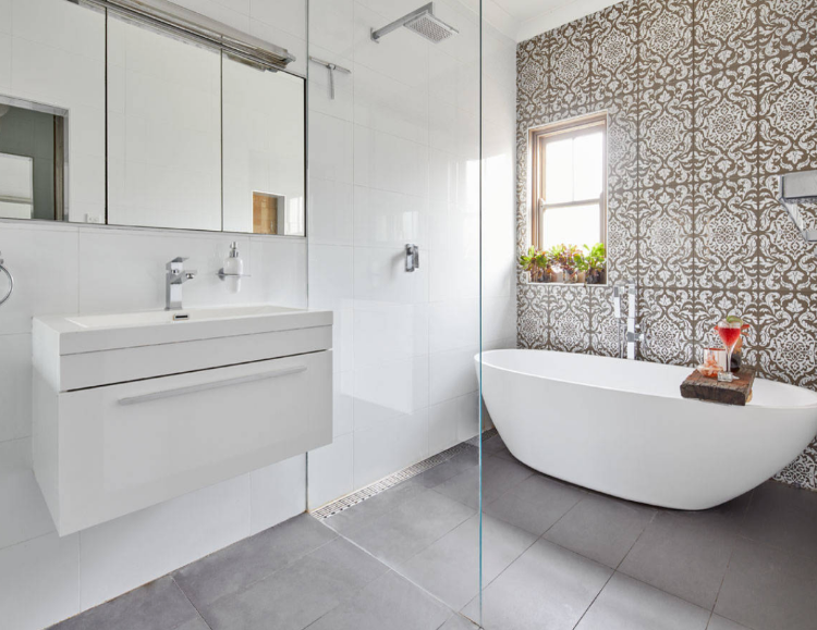 dusche vor fenster badezimmer einbauen installieren sichtschutz milchglas wasserdicht klein badewanne muster fensterheber