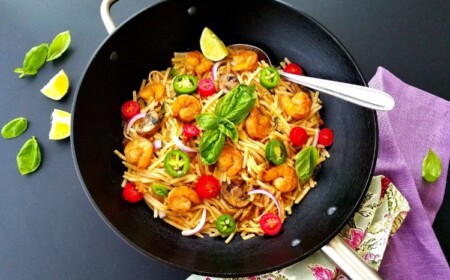 einfache wok rezepte für anfänger kochen im wok pfanne gesunde mahlzeiten vegetarisch gemüse deftig fleisch chinesisch