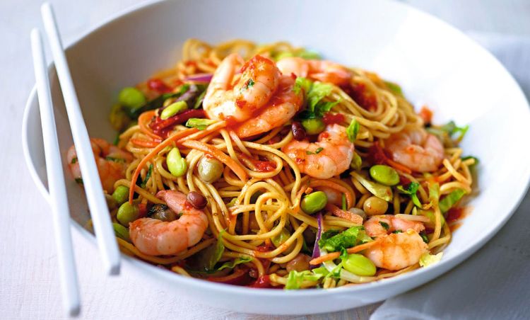 einfache wok rezepte für anfänger kochen im wok pfanne gesunde mahlzeiten vegetarisch gemüse deftig fleisch chinesisch asiatisch shrimps