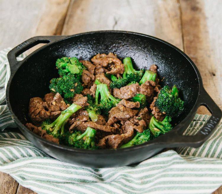einfache wok rezepte für anfänger kochen im wok pfanne gesunde mahlzeiten vegetarisch gemüse deftig fleisch chinesisch brokkoli gusseisen