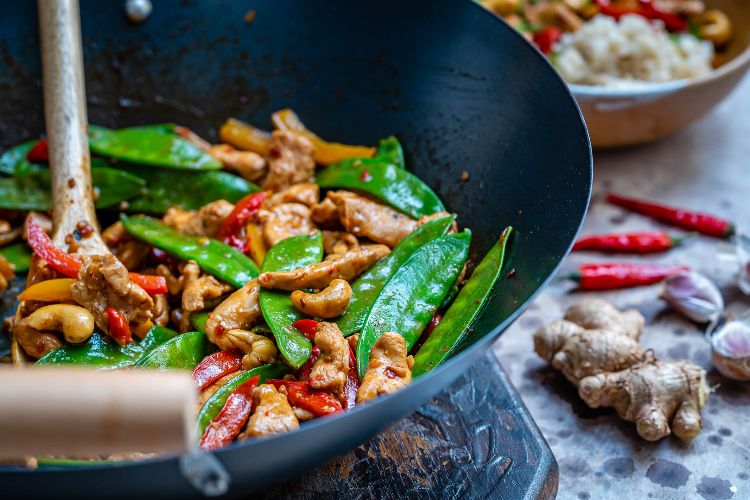 einfache wok rezepte für anfänger kochen im wok pfanne gesunde mahlzeiten vegetarisch gemüse deftig fleisch chinesisch ingwer knoblauch scharf