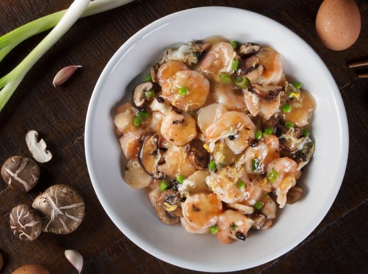 einfache wok rezepte für anfänger kochen im wok pfanne gesunde mahlzeiten vegetarisch gemüse ei frühlungszwibel pilze