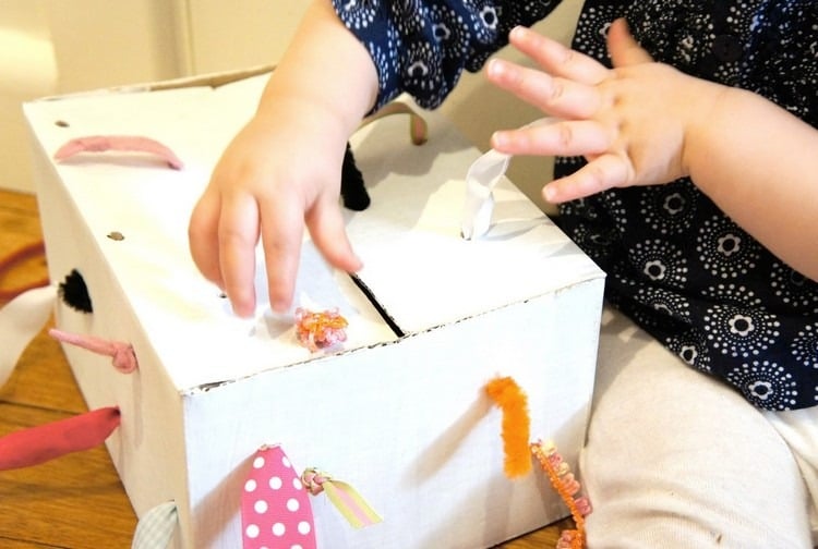 einjährige kinder indoor aktivitäten schnüre zupfen box
