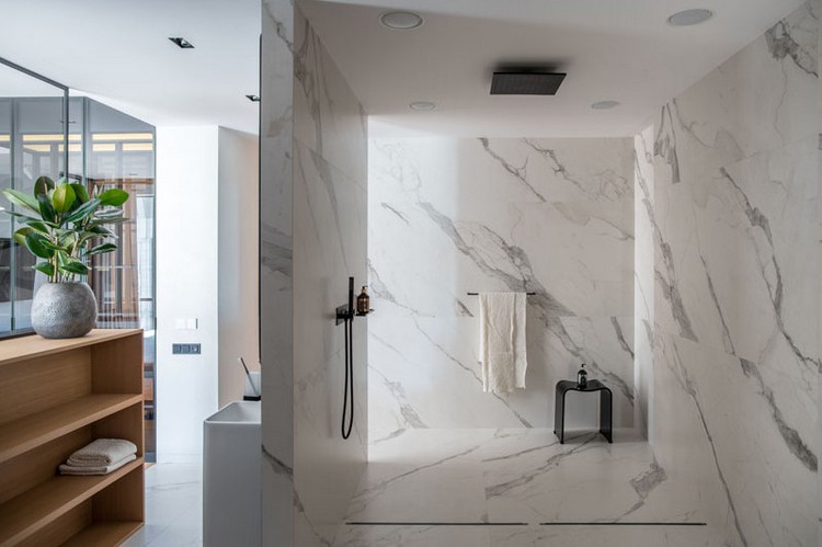 en suite badezimmer marmor begehbare dusche