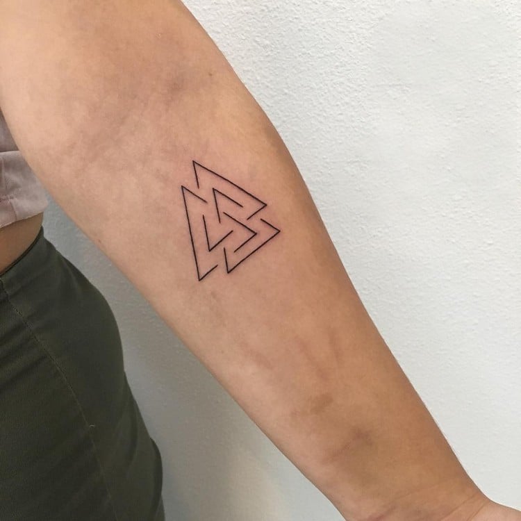 familien tattoo ideen zusammenhalt symbol dreiecke