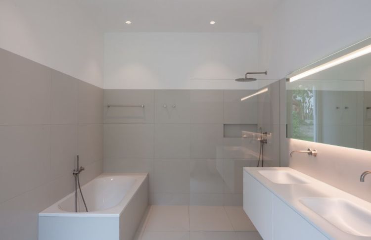 freistrehendes einfamilienhaus modern bauen architektur meran italien pool design einstöckig badezimmer minimalistisch
