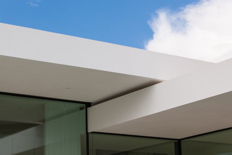 freistrehendes einfamilienhaus modern bauen architektur meran italien pool design einstöckig flachdach sichtbedon ganzglaskonstruktion