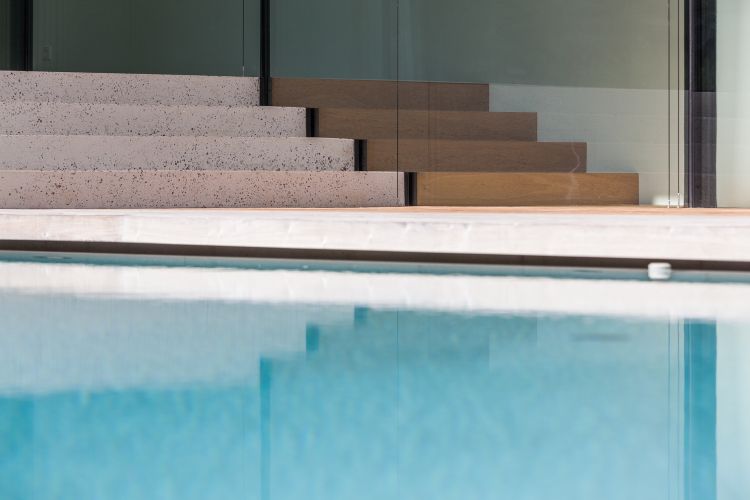 freistrehendes einfamilienhaus modern bauen architektur meran italien pool design einstöckig ganzglaskonstruktion treppe pool nahaufnahme