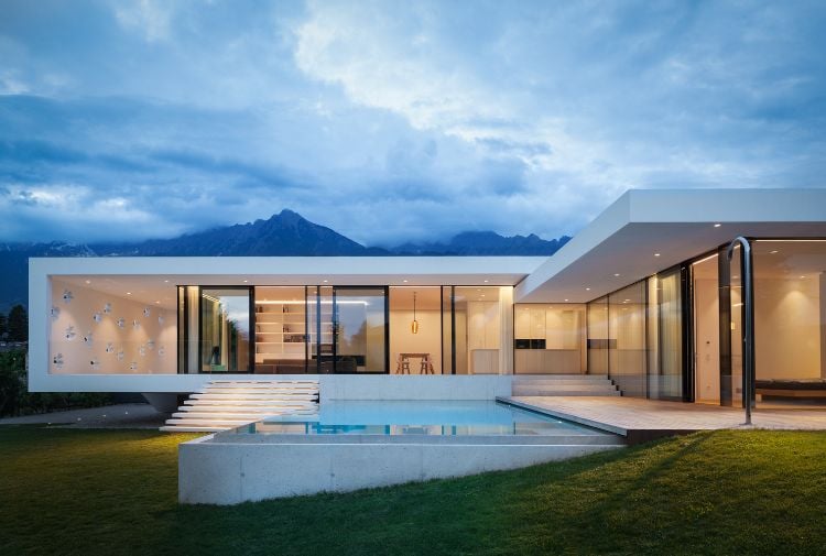 freistrehendes einfamilienhaus modern bauen architektur meran italien pool design einstöckig garten glasschiebetüren baustil