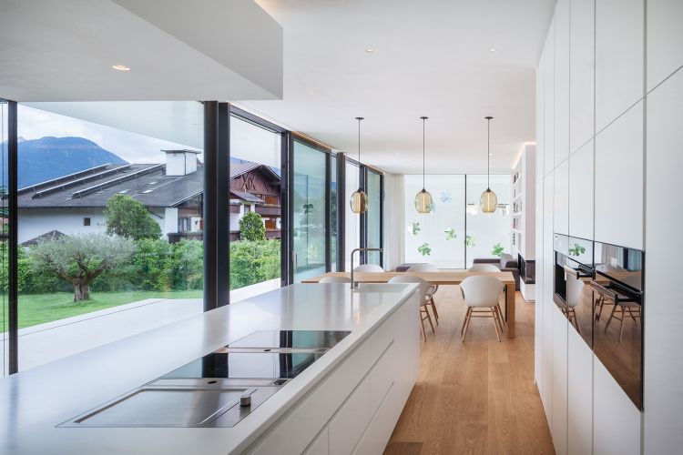 freistrehendes einfamilienhaus modern bauen architektur meran italien pool design einstöckig garten glasschiebetüren einbauküche