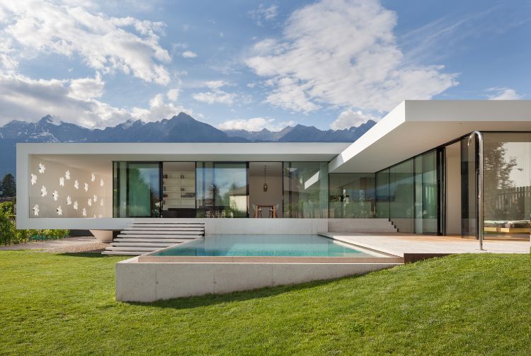 freistrehendes einfamilienhaus modern bauen architektur meran italien pool design einstöckig garten glasschiebetüren treppe baustil