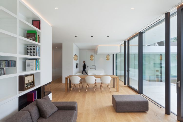 freistrehendes einfamilienhaus modern bauen architektur meran italien pool design einstöckig garten glasschiebetüren wohnraum