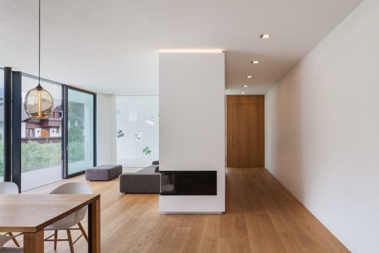 freistrehendes einfamilienhaus modern bauen architektur meran italien pool design einstöckig garten wohnraum