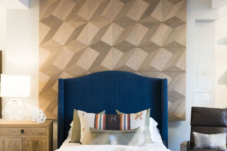 geometrische wandfliesen verlegen außergewöhnlich design wandgestaltung muster formen gemusterte wandverkleidung stilvolles schlafzimmer kopfteil