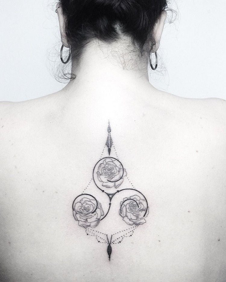 geometrisches tattoo triskele rosen familien motiv