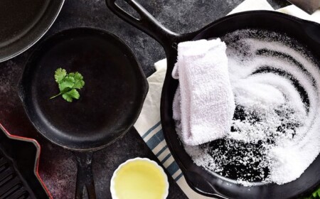 gusseisenpfanne reinigen und pflegen praktische tipps tricks küche kochgeschirr sauber machen salz fett ölen erhitzen