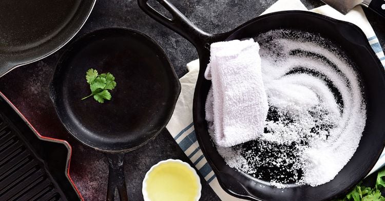 gusseisenpfanne reinigen und pflegen praktische tipps tricks küche kochgeschirr sauber machen salz fett ölen erhitzen