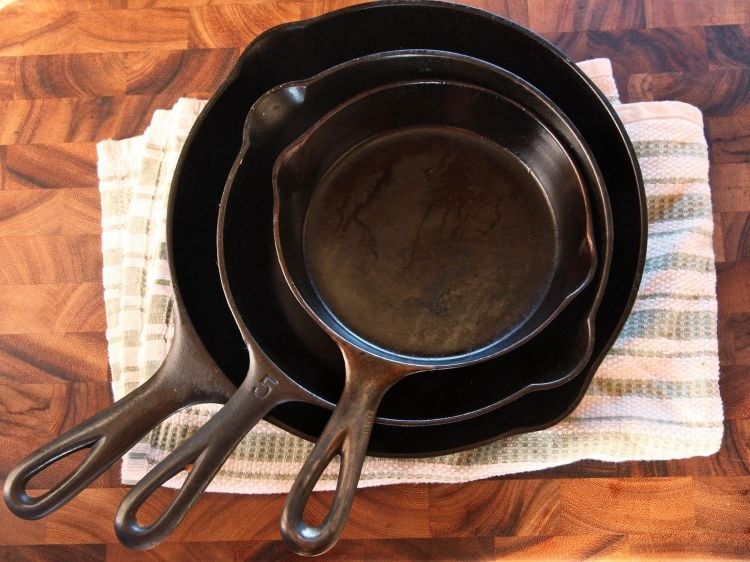 gusseisenpfanne reinigen und pflegen praktische tipps tricks küche kochgeschirr stapelnd aufbewahrung