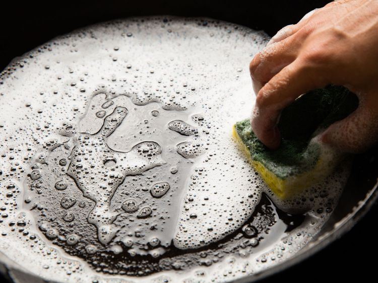 gusseisenpfanne reinigen und pflegen praktische tipps tricks küche kochgeschirr säubern spülen sauber machen spülschwamm seifenwasser