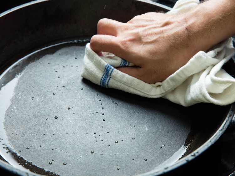gusseisenpfanne reinigen und pflegen praktische tipps tricks küche kochgeschirr säubern trocknen handtuch flüssigkeit über nacht entfernen lassen
