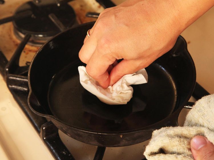 gusseisenpfanne reinigen und pflegen praktische tipps tricks küche kochgeschirr säubern trocknen papierhandtuch abwischen